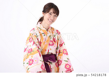 浴衣を着る若い女性 54218178