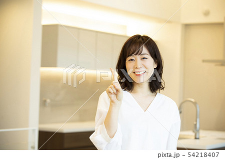 キッチンに立つ女性 54218407