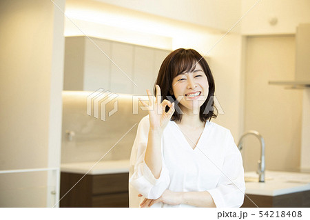 キッチンに立つ女性 キッチンに立つ女性 54218408