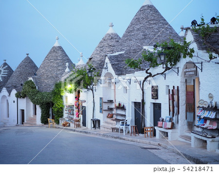 夕方のアルベロベッロ トゥルッリ 54218471