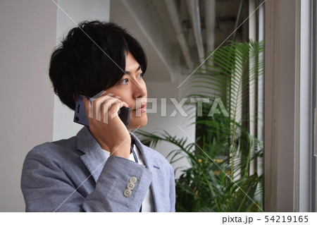 スマートフォンで電話する青年 54219165