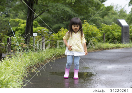 長靴をはいた3歳の女の子 長靴をはいた3歳の女の子 54220262