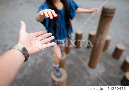 公園で遊ぶ親子 54220426