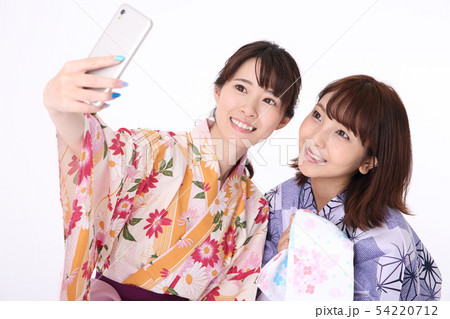 温泉に行く若い二人 54220712