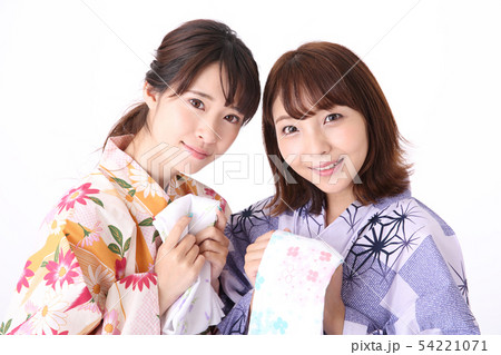 温泉に行く若い二人 温泉に行く若い二人 54221071