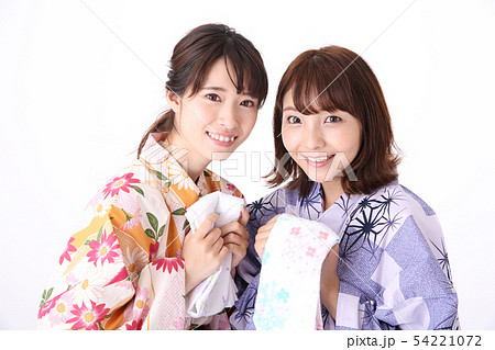 温泉に行く若い二人 54221072