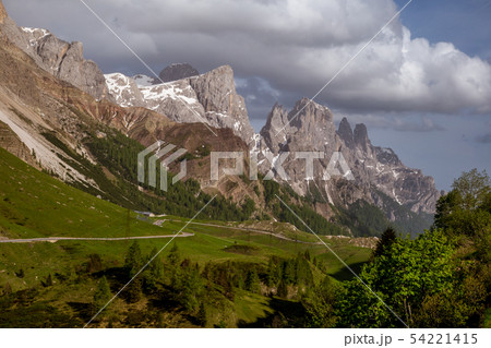 Mountain landscape in the Alps 54221415