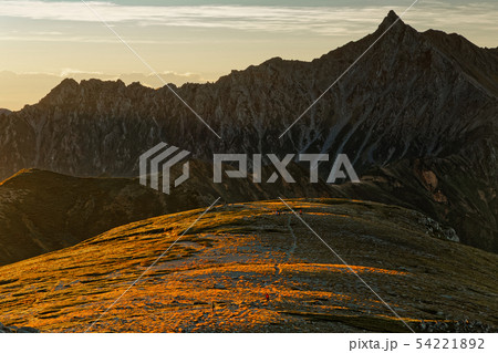 双六岳から見る夜明けの槍ヶ岳 54221892