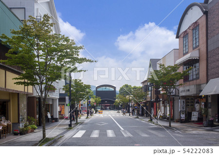 ゆふいん駅と駅前通り 54222083