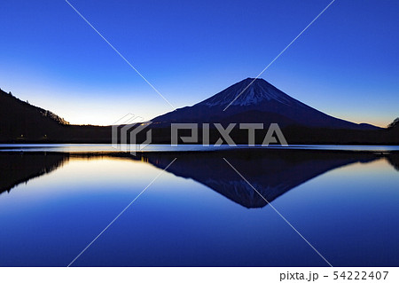 逆さ富士、山梨県富士河口湖町精進湖にて 逆さ富士、山梨県富士河口湖町精進湖にて 54222407