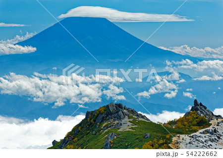 鳳凰三山・薬師岳の岩峰と笠雲を被った富士山の写真素材 [54222662