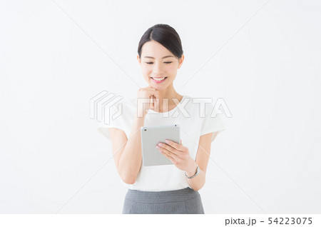 タブレットを持つ女性(白背景) タブレットを持つ女性(白背景) 54223075