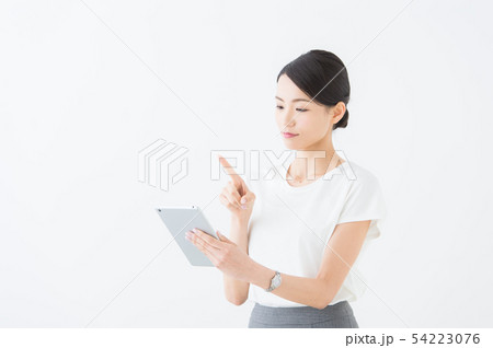 タブレットを持つ女性（白背景） 54223076