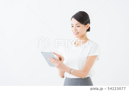 タブレットを持つ女性（白背景） 54223077