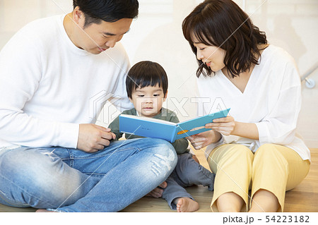 両親と男の子 両親と男の子 54223182