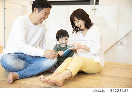 両親と男の子 両親と男の子 54223185