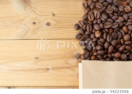 テーブルの上のコーヒー豆 テーブルの上のコーヒー豆 54223508