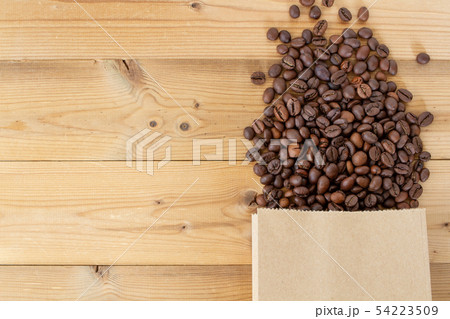 テーブルの上のコーヒー豆 54223509