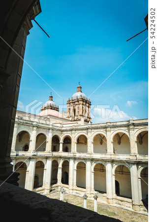 モンテアルバン遺跡からの出土品のあるオアハカ美術館 54224502