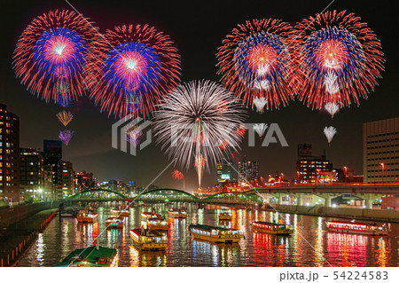 花火 屋形船と隅田川花火大会(合成イメージ) 花火 屋形船と隅田川花火大会(合成イメージ) 54224583
