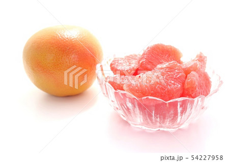 グレープフルーツ ルビー種 白背景 グレープフルーツ ルビー種 白背景 54227958