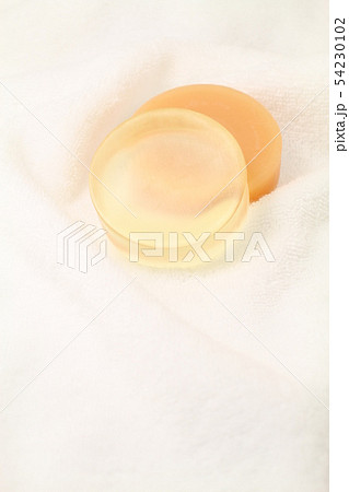 白いタオルと洗顔石鹸の写真素材