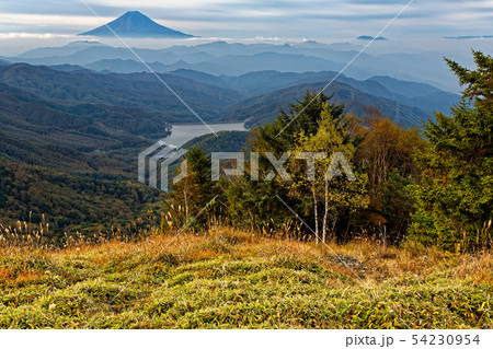 秋の大菩薩峠稜線から見る富士山 54230954