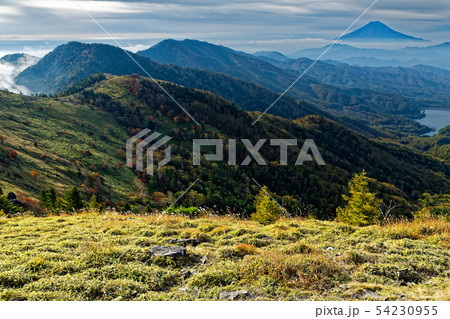 秋の大菩薩峠稜線から見る富士山 54230955