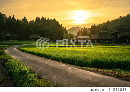 夏の農村風景 (荻ノ島環状集落の夕暮れ) 夏の農村風景 (荻ノ島環状集落の夕暮れ) 54231053