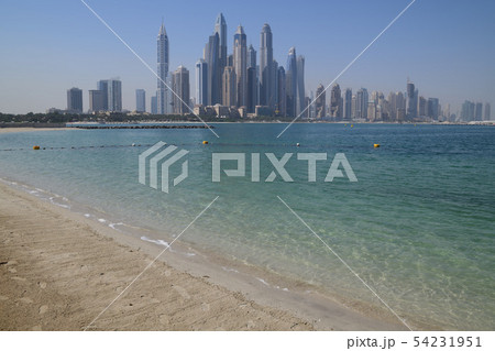 ドバイの高層ビルとビーチ 54231951