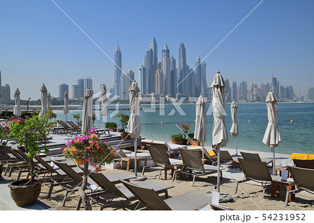 ドバイの高層ビルとデッキチェアが並ぶビーチ 54231952