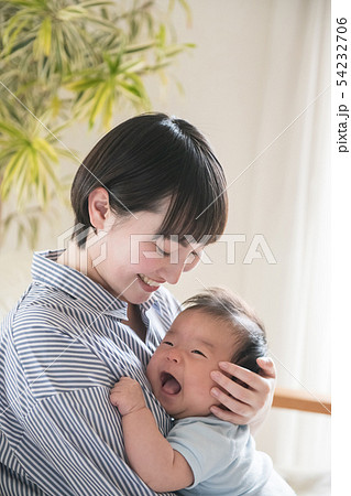 赤ちゃんを抱く若い母親 日本人親子 スキンシップの写真素材