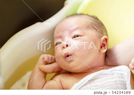 薬草の煎じ汁を入れたお風呂に浸かる生後2週間の赤ちゃん 薬草の煎じ汁を入れたお風呂に浸かる生後2週間の赤ちゃん 54234169