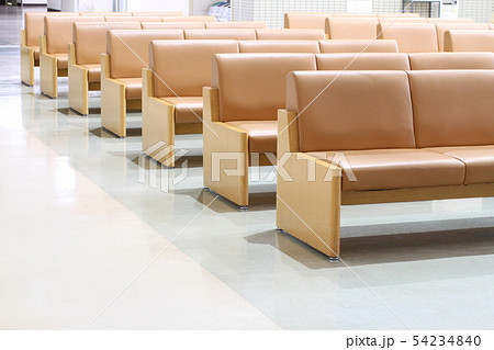 休日の病院のロビー、無人、待合室の椅子 54234840