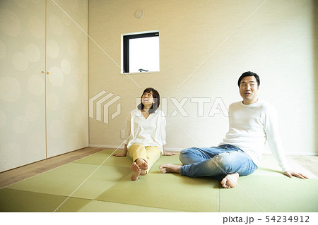 和室でくつろぐ夫婦 和室でくつろぐ夫婦 54234912