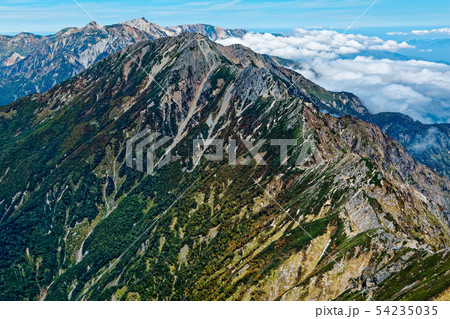 鹿島槍ヶ岳山頂から見る五竜岳と白馬岳 54235035