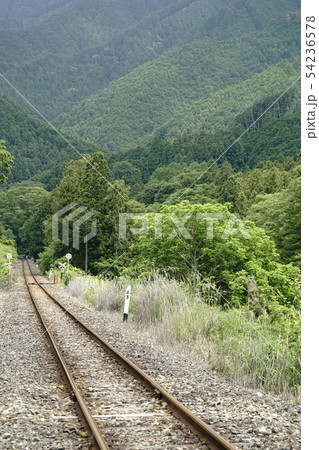 ローカル線の線路のある風景 54236578