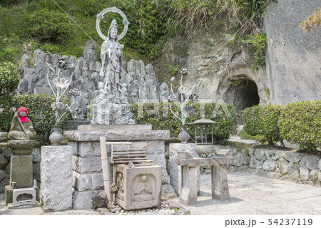金蔵院・海向山岩松寺の観音像と無縁塔（横浜市磯子区磯子） 54237119