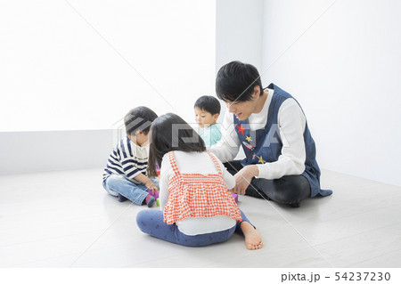 幼稚園 保育園 保育士 園児 幼稚園 保育園 保育士 園児 54237230