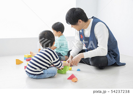 幼稚園　保育園　保育士　園児 54237238