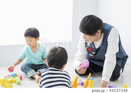 幼稚園　保育園　保育士　園児 54237246