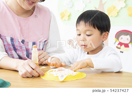 幼稚園　保育園　保育士　園児　工作 54237427