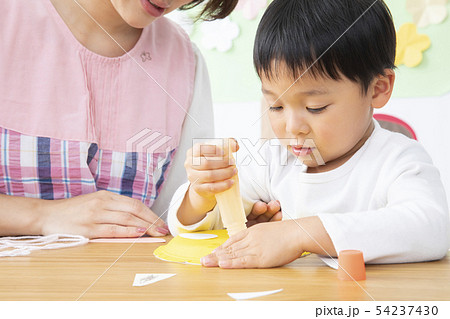 幼稚園 保育園 保育士 園児 工作の写真素材