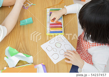 幼稚園　保育園　園児　お絵かき 54237457