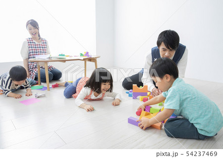 幼稚園　保育園　保育士　園児 54237469