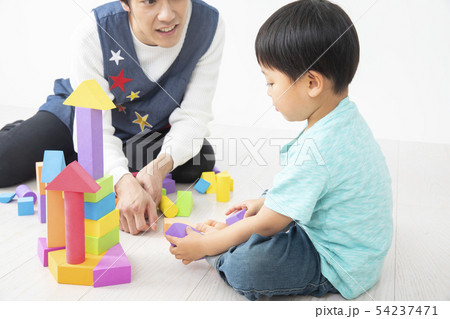 幼稚園　保育園　保育士　園児 54237471