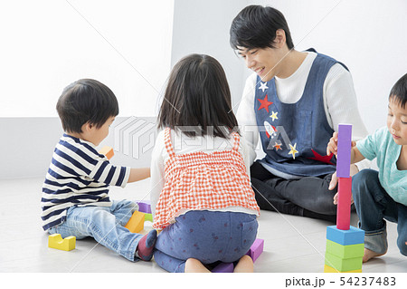 幼稚園 保育園 保育士 園児 幼稚園 保育園 保育士 園児 54237483