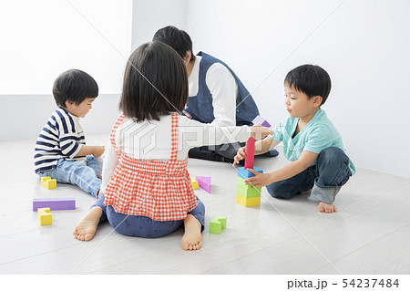 幼稚園　保育園　保育士　園児 54237484