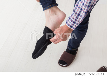 靴下を脱ぐ男性 靴下を脱ぐ男性 54239941