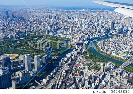 大阪国際空港着陸前に見える大阪城や大阪の町並みを空撮 54242856